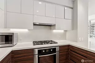 588 Bell St, Seattle, WA 98121 - Photo 8