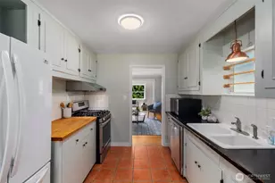 340 NE 53rd St, Seattle, WA 98105 - Photo 10