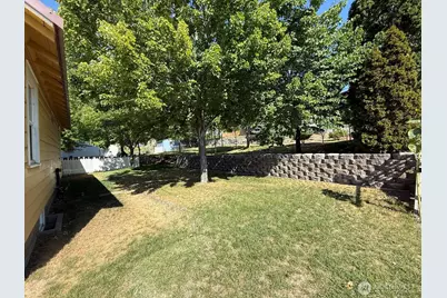 18 Cherry Avenue W, Omak, WA 98841 - Photo 4