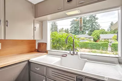 11521 Corliss Avenue N, Seattle, WA 98133 - Photo 14