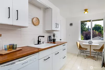 4818 Terrace Drive NE, Seattle, WA 98105 - Photo 1