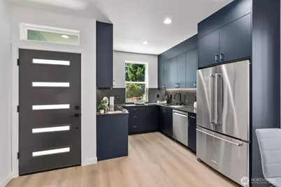 10750 Interlake Avenue N, Seattle, WA 98133 - Photo 2