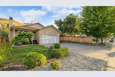 116 E Raymond Avenue, Chelan, WA 98816 - Photo 1