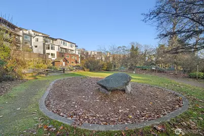 511 Howe Street #B, Seattle, WA 98109 - Photo 32