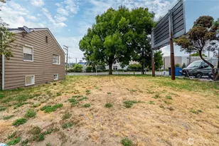 423 Park Ave N, Renton, WA 98057 - Photo 2