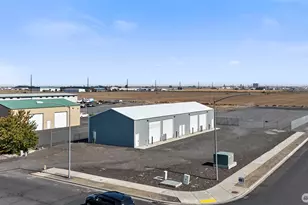 221 S Hamilton Rd, Moses Lake, WA 98837 - Photo 2