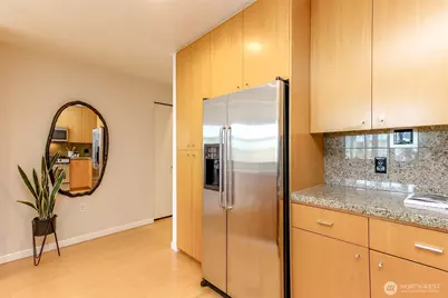 17 W Mercer Street #301, Seattle, WA 98119 - Photo 6