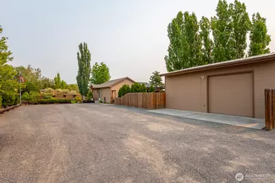 716 S Wanapum Drive, Moses Lake, WA 98837 - Photo 2
