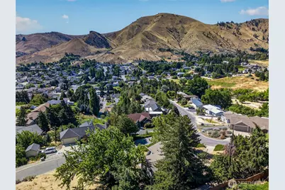 1001 Westmorland Drive, Wenatchee, WA 98801 - Photo 2