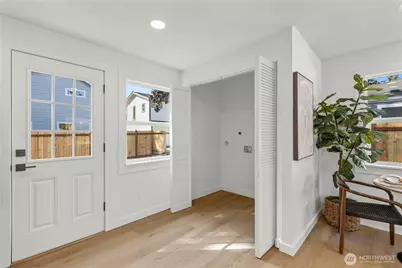 9733 Evanston Avenue N, Seattle, WA 98103 - Photo 10