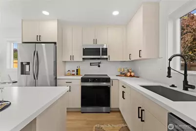 9735 Evanston Avenue N, Seattle, WA 98103 - Photo 6