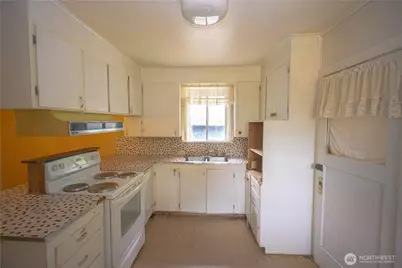 1122 W Spruce Street, Port Angeles, WA 98362 - Photo 8