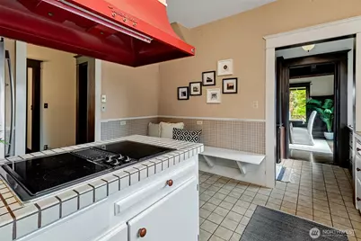 9733 Arrowsmith Avenue S, Seattle, WA 98118 - Photo 12