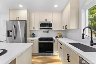 9737 Evanston Ave N, Seattle, WA 98103 - Photo 12