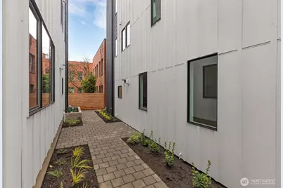 429 19th Avenue E, Seattle, WA 98112 - Photo 16