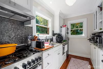 4915 Linden Avenue N, Seattle, WA 98103 - Photo 24