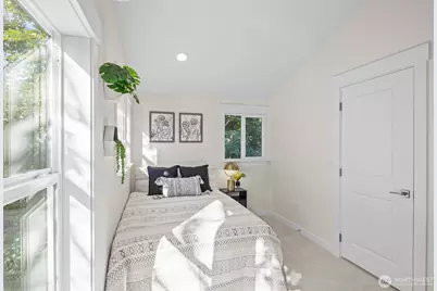 9545 Wallingford Avenue N, Seattle, WA 98103 - Photo 16