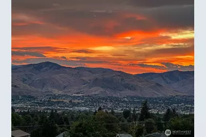 1810 9th Street NE, East Wenatchee, WA 98802 - Photo 2