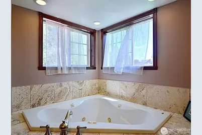 7842 Lake City Way NE, Seattle, WA 98115 - Photo 12