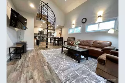 9240 39th Avenue S, Seattle, WA 98118 - Photo 2