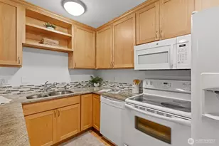 6423 Sand Point Way NE, Seattle, WA 98115 - Photo 14