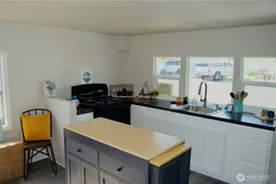 1320 N Oak Harbor St, Oak Harbor, WA 98277 - Photo 2