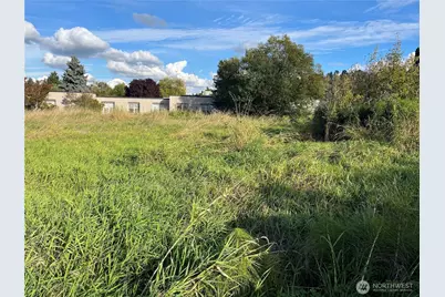 1215 9th Street SE, Puyallup, WA 98372 - Photo 2