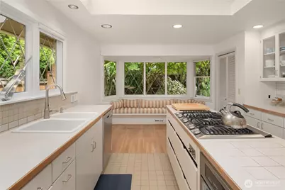 2124 Broadmoor Drive E, Seattle, WA 98112 - Photo 10