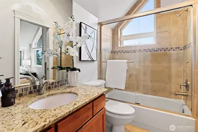 4202 Linden Avenue N, Seattle, WA 98103 - Photo 16