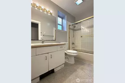 12025 Phinney Avenue N, Seattle, WA 98133 - Photo 32