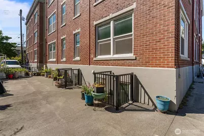 905 NE 43rd Street #111, Seattle, WA 98105 - Photo 22