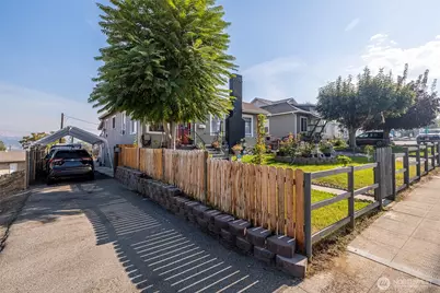 221 Okanogan Ave, Wenatchee, WA 98801 - Photo 2