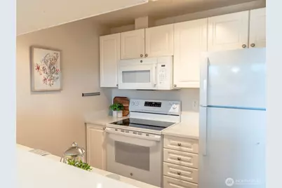 10744 Greenwood Avenue N #302, Seattle, WA 98133 - Photo 6