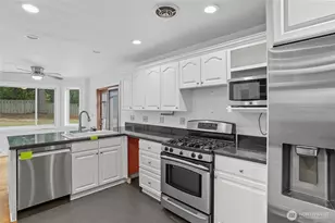 9360 SW Meadow Ln, Portland, OR 97225 - Photo 12