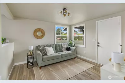 824 108th St S, Tacoma, WA 98444 - Photo 8