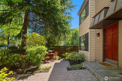 379 100th Avenue NE #A, Bellevue, WA 98004 - Photo 2