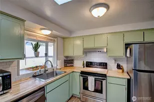 685 NW Atalanta Way, Oak Harbor, WA 98277 - Photo 2