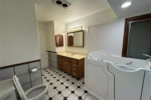 8505 NE 27th Pl, Clyde Hill, WA 98004 - Photo 14