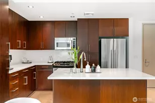 910 Lenora St, Seattle, WA 98121 - Photo 12