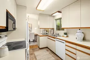 6037 NE 61st St, Seattle, WA 98115 - Photo 12