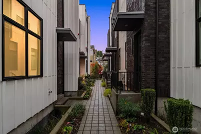 1013 C 6th Avenue N, Seattle, WA 98109 - Photo 32