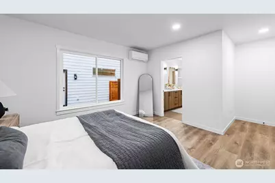 10813 24th Avenue NE, Seattle, WA 98125 - Photo 16