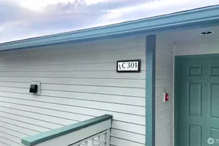 485 SW Bayshore Dr, Oak Harbor, WA 98277 - Photo 2