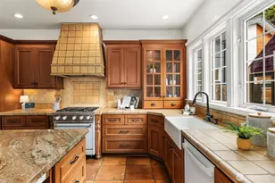 2446 Queen Anne Ave N, Seattle, WA 98109 - Photo 8