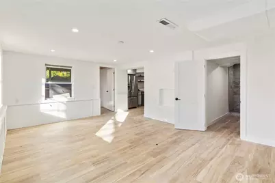 900 NE 105th St, Seattle, WA 98125 - Photo 10