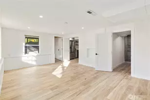 900 NE 105th St, Seattle, WA 98125 - Photo 10