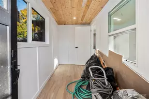 900 NE 105th St, Seattle, WA 98125 - Photo 8