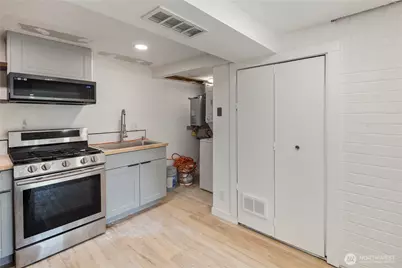 900 NE 105th St, Seattle, WA 98125 - Photo 16