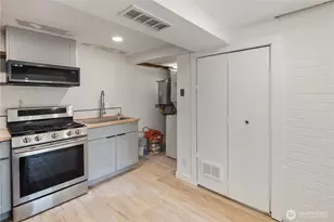 900 NE 105th St, Seattle, WA 98125 - Photo 16