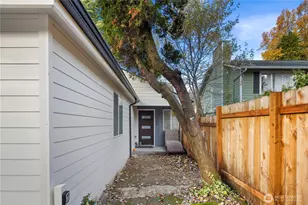 900 NE 105th St, Seattle, WA 98125 - Photo 2